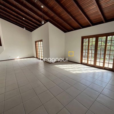 Casa com 189m², 3 quartos (sendo 1 suíte), 4 garagens, no bairro Centro em São José