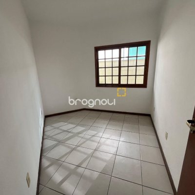 Casa com 189m², 3 quartos (sendo 1 suíte), 4 garagens, no bairro Centro em São José
