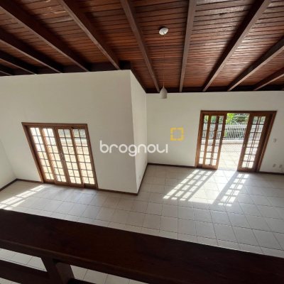 Casa com 189m², 3 quartos (sendo 1 suíte), 4 garagens, no bairro Centro em São José