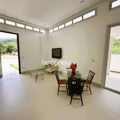 Casa de Condomínio com 189m², 3 quartos (sendo 3 suítes), 5 garagens, no bairro Camboa em Governador Celso Ramos