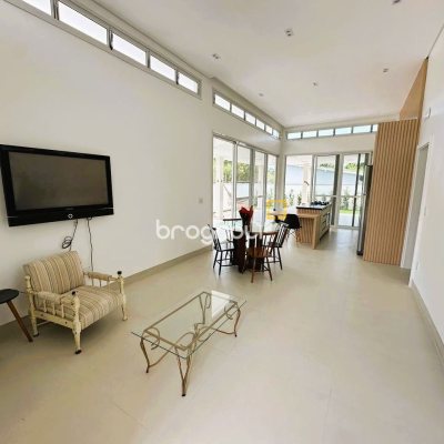 Casa de Condomínio com 189m², 3 quartos (sendo 3 suítes), 5 garagens, no bairro Camboa em Governador Celso Ramos