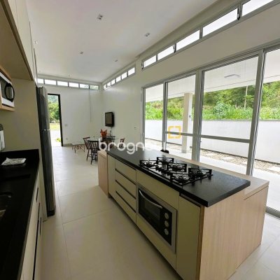 Casa de Condomínio com 189m², 3 quartos (sendo 3 suítes), 5 garagens, no bairro Camboa em Governador Celso Ramos