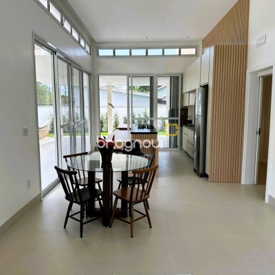 Casa de Condomínio com 189m², 3 quartos (sendo 3 suítes), 5 garagens, no bairro Camboa em Governador Celso Ramos