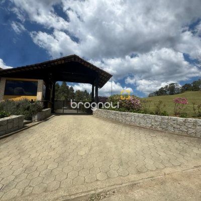 Sítio com 6874m², no bairro Invernadinha em Rancho Queimado