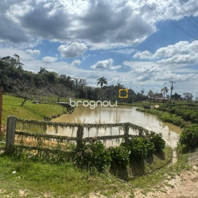 Sítio com 6874m², no bairro Invernadinha em Rancho Queimado