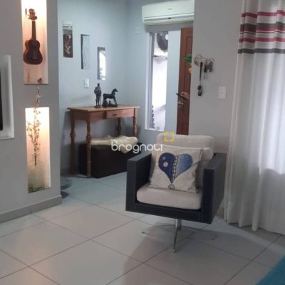 Casa com 107m², 3 quartos (sendo 1 suíte), 2 garagens, no bairro Ingleses em Florianópolis