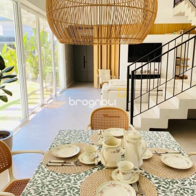 Casa de Condomínio com 267m², 5 quartos (sendo 3 suítes), 2 garagens, no bairro Campeche em Florianópolis