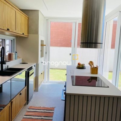 Casa de Condomínio com 267m², 5 quartos (sendo 3 suítes), 2 garagens, no bairro Campeche em Florianópolis