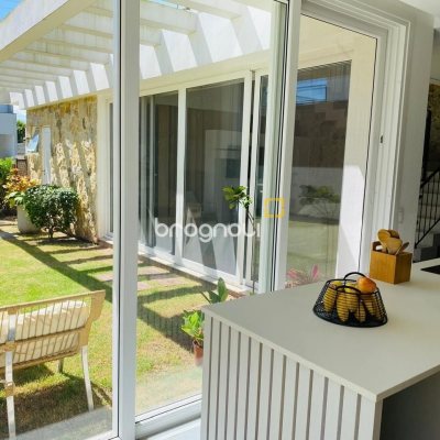Casa de Condomínio com 267m², 5 quartos (sendo 3 suítes), 2 garagens, no bairro Campeche em Florianópolis