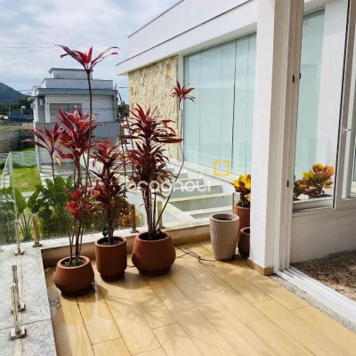 Casa de Condomínio com 267m², 5 quartos (sendo 3 suítes), 2 garagens, no bairro Campeche em Florianópolis