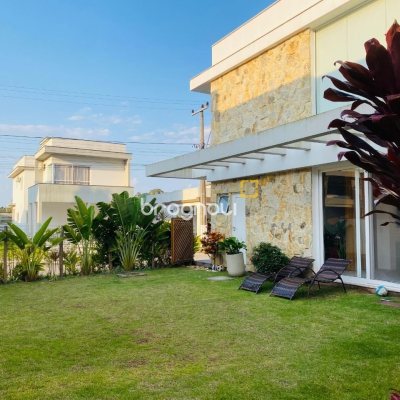 Casa de Condomínio com 267m², 5 quartos (sendo 3 suítes), 2 garagens, no bairro Campeche em Florianópolis