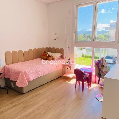 Casa de Condomínio com 267m², 5 quartos (sendo 3 suítes), 2 garagens, no bairro Campeche em Florianópolis