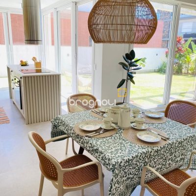 Casa de Condomínio com 267m², 5 quartos (sendo 3 suítes), 2 garagens, no bairro Campeche em Florianópolis