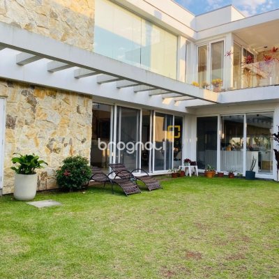 Casa de Condomínio com 267m², 5 quartos (sendo 3 suítes), 2 garagens, no bairro Campeche em Florianópolis