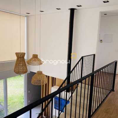 Casa de Condomínio com 267m², 5 quartos (sendo 3 suítes), 2 garagens, no bairro Campeche em Florianópolis