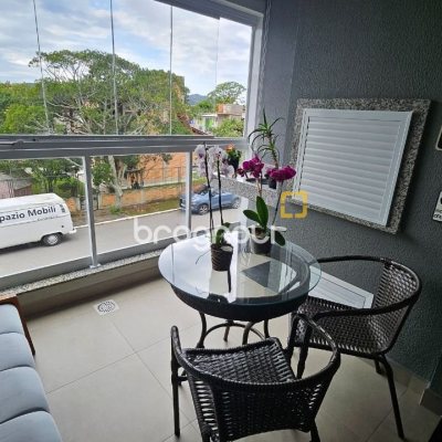 Apartamento com 82m², 3 quartos (sendo 1 suíte), 1 garagem, no bairro Canasvieiras em Florianópolis