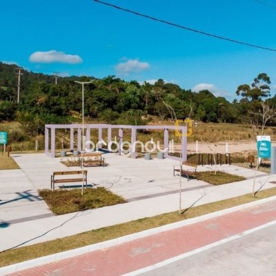 Casa com 81m², 2 quartos (sendo 2 suítes), 1 garagem, no bairro Canasvieiras em Florianópolis