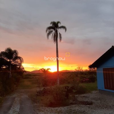 Sítio com 100m², 3 quartos (sendo 1 suíte), 2 garagens, no bairro Vargem Pequena em Florianópolis