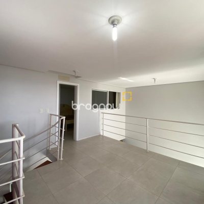 Apartamento com 95m², 1 quarto (sendo 1 suíte), 2 garagens, no bairro Barreiros em São José