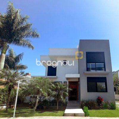 Casa de Condomínio com 288m², 4 quartos (sendo 4 suítes), 4 garagens, no bairro Cachoeira do Bom Jesus em Florianópolis