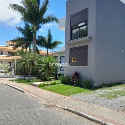 Casa de Condomínio com 288m², 4 quartos (sendo 4 suítes), 4 garagens, no bairro Cachoeira do Bom Jesus em Florianópolis