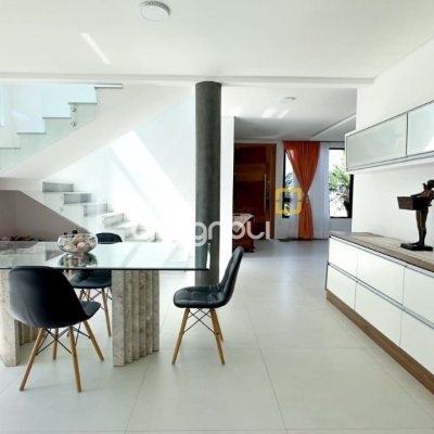 Casa de Condomínio com 288m², 4 quartos (sendo 4 suítes), 4 garagens, no bairro Cachoeira do Bom Jesus em Florianópolis