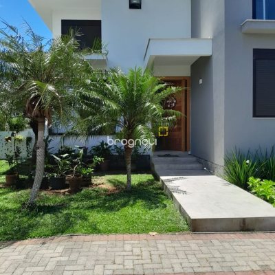 Casa de Condomínio com 288m², 4 quartos (sendo 4 suítes), 4 garagens, no bairro Cachoeira do Bom Jesus em Florianópolis