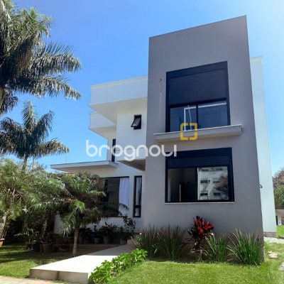 Casa de Condomínio com 288m², 4 quartos (sendo 4 suítes), 4 garagens, no bairro Cachoeira do Bom Jesus em Florianópolis