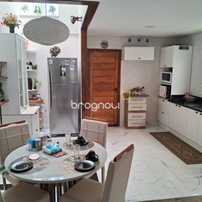 Casa com 88m², 2 quartos (sendo 2 suítes), 1 garagem, no bairro Rio Vermelho em Florianópolis