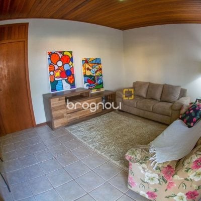 Casa com 180m², 4 quartos (sendo 1 suíte), 4 garagens, no bairro Campeche em Florianópolis