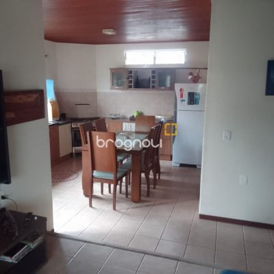 Casa com 180m², 4 quartos (sendo 1 suíte), 4 garagens, no bairro Campeche em Florianópolis