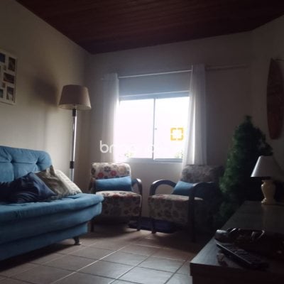 Casa com 180m², 4 quartos (sendo 1 suíte), 4 garagens, no bairro Campeche em Florianópolis