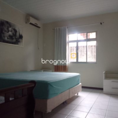 Casa com 180m², 4 quartos (sendo 1 suíte), 4 garagens, no bairro Campeche em Florianópolis