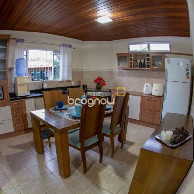 Casa com 180m², 4 quartos (sendo 1 suíte), 4 garagens, no bairro Campeche em Florianópolis