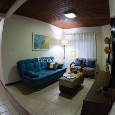 Casa com 180m², 4 quartos (sendo 1 suíte), 4 garagens, no bairro Campeche em Florianópolis