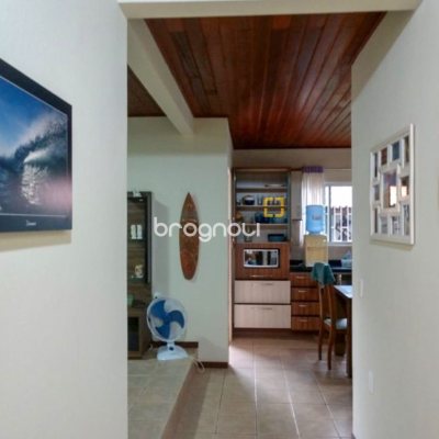 Casa com 180m², 4 quartos (sendo 1 suíte), 4 garagens, no bairro Campeche em Florianópolis