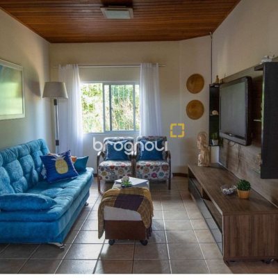 Casa com 180m², 4 quartos (sendo 1 suíte), 4 garagens, no bairro Campeche em Florianópolis