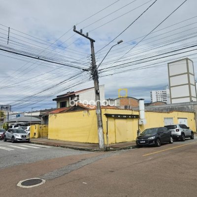 Casa com 238m², no bairro Kobrasol em São José