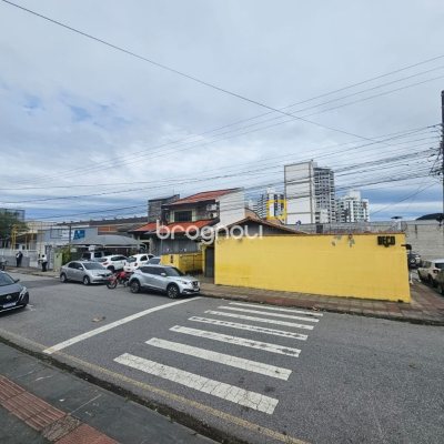 Casa com 238m², no bairro Kobrasol em São José