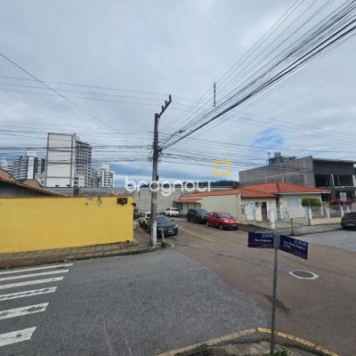 Casa com 238m², no bairro Kobrasol em São José