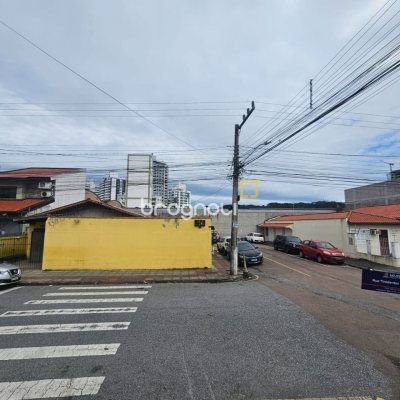 Casa com 238m², no bairro Kobrasol em São José