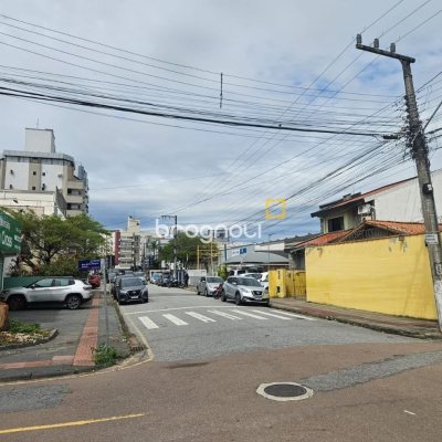 Casa com 238m², no bairro Kobrasol em São José
