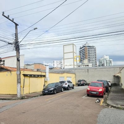 Casa com 238m², no bairro Kobrasol em São José