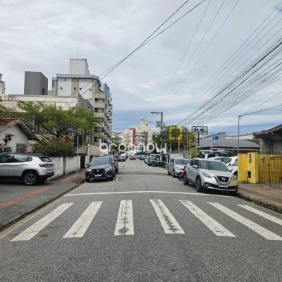 Casa com 238m², no bairro Kobrasol em São José