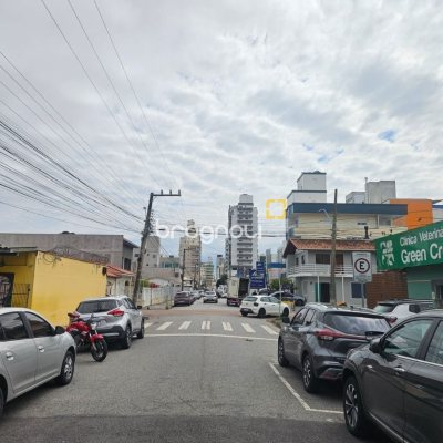 Casa com 238m², no bairro Kobrasol em São José