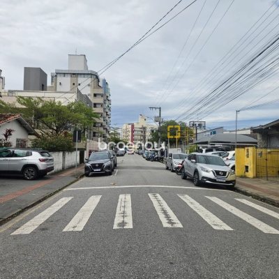 Casa com 238m², no bairro Kobrasol em São José