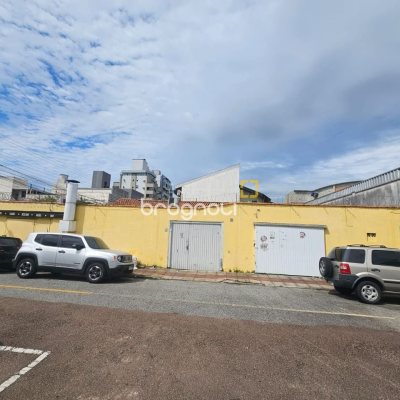 Casa com 238m², no bairro Kobrasol em São José