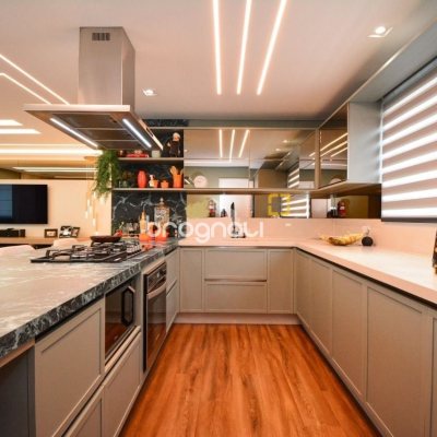 Apartamento com 165m², 4 quartos (sendo 4 suítes), 2 garagens, no bairro Centro em Florianópolis