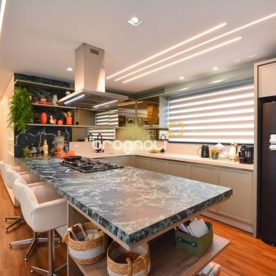 Apartamento com 165m², 4 quartos (sendo 4 suítes), 2 garagens, no bairro Centro em Florianópolis