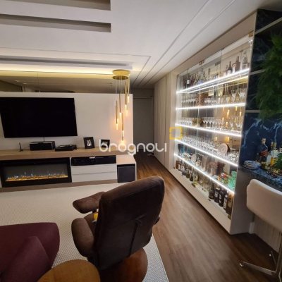 Apartamento com 165m², 4 quartos (sendo 4 suítes), 2 garagens, no bairro Centro em Florianópolis